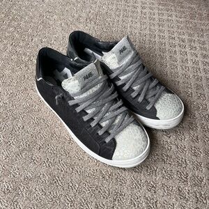 P448 Monochrome Tiger Stripe Embossed Lace-Up Sneakers